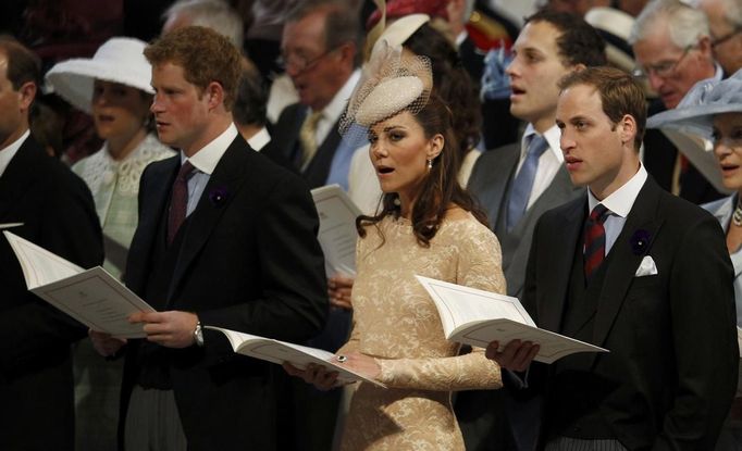 Britain's Prince William (R), his wife Catherine, Duchess of Cambridge (C) and Prince Harry (L) take part in a thanksgiving service to mark the Diamond Jubilee at St Paul's Cathedral in central London June 5, 2012. Four days of nationwide celebrations during which millions of people have turned out to mark the Queen's Diamond Jubilee conclude on Tuesday with a church service and carriage procession through central London. REUTERS/Suzanne Plunkett (BRITAIN - Tags: ROYALS SOCIETY ENTERTAINMENT RELIGION) Published: Čer. 5, 2012, 1:10 odp.