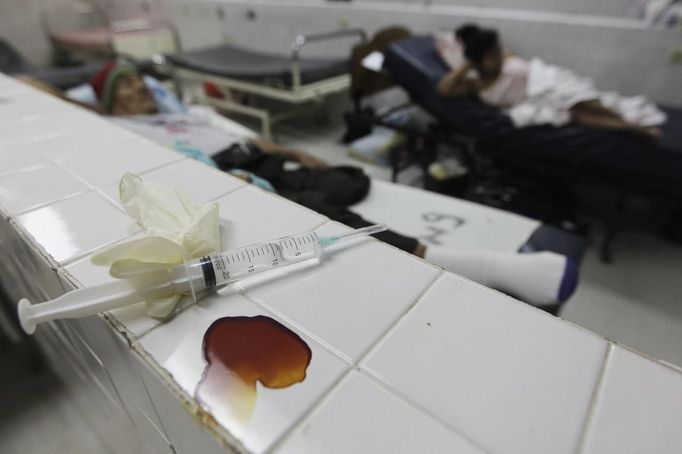 A syringe rests on a wall inside the emergency room of a local hospital in San Pedro Sula March 20, 2013. San Pedro Sula, the country's second largest city after Tegucigalpa, has a homicide rate of 169 per 100,000 people and was named the world's most violent city for a second year in a row. Lax laws allow civilians to own up to five personal guns. Arms trafficking has flooded the country with nearly 70% illegal firearms. 83.4% of homicides are by firearms, compared to 60% in the United States. Picture taken March 20, 2013. REUTERS/Jorge Cabrera (HONDURAS - Tags: CRIME LAW CIVIL UNREST HEALTH) ATTENTION EDITORS: PICTURE 18 OF 39 FOR PACKAGE 'GUN CULTURE - HONDURAS' SEARCH 'HONDURAS GUN' FOR ALL IMAGES Published: Dub. 5, 2013, 11:14 dop.