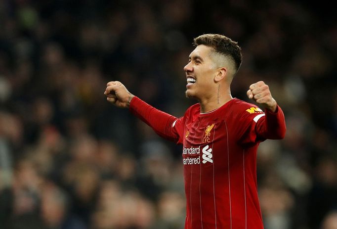 Roberto Firmino slaví jedinou branku zápasu Tottenham - Liverpool.