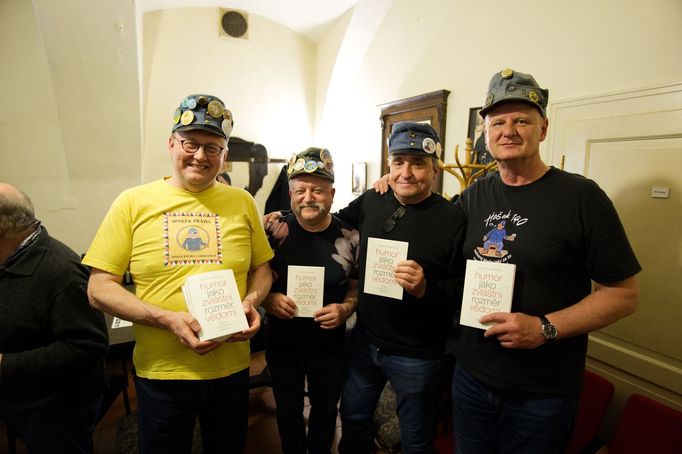 Při uvedení knihy se sešli i někteří amatérští švejkologové, mj. z Českých Budějovic a z Olomouce.