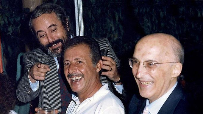 Giovanni Falcone (uprostřed) a Paolo Borsellino (napravo)