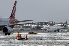 Istanbul ochromil sníh, zrušeny byly i lety do Prahy. Mráz dorazil do Řecka