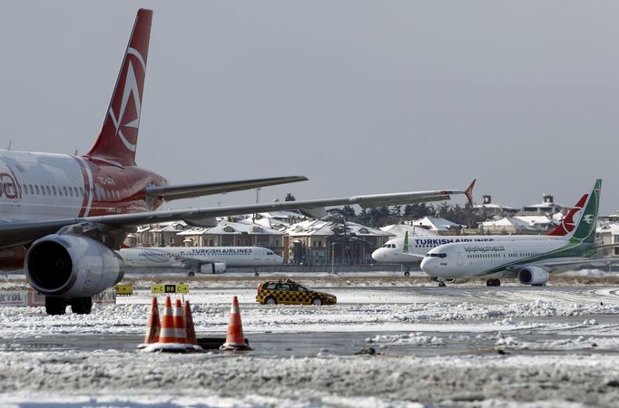 Istanbul ochromil sníh, zrušeny byly stovky letů