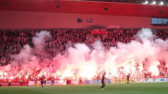 Fanoušci Slavie oslavují postup do finále MOL Cupu a myslí na zlatý double.