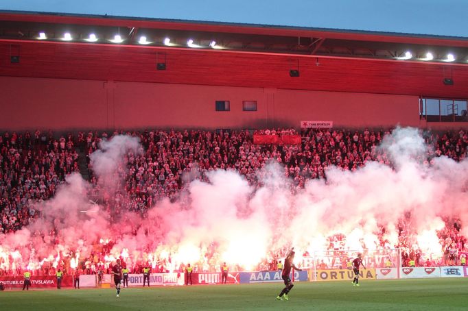 Semifinále MOL Cupu 2018/19, Slavia - Sparta: Pyrotechnika v sektoru fanoušků Slavie