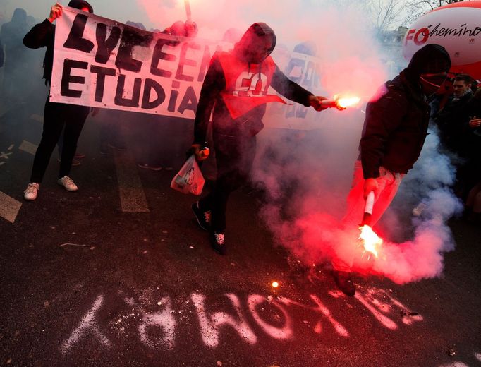 Demonstrace proti chystaným změnám v zákoníku práce v Paříži.