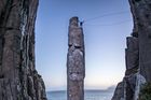 Totemový sloup v Tasmánii ční z moře a působí dojmem, jako by měl každou chvíli spadnout. Fotografka a lezkyně Ulla Lohmannová ho nakonec pokořila, ale bylo to nesmírně náročné.
