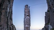 Totemový sloup v Tasmánii ční z moře a působí dojmem, jako by měl každou chvíli spadnout. Fotografka a lezkyně Ulla Lohmannová ho nakonec pokořila, ale bylo to nesmírně náročné.