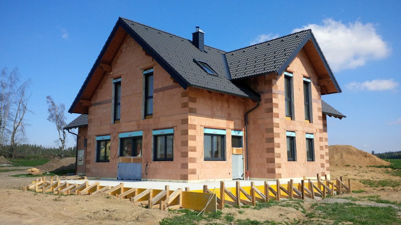 U většiny nízkoenergetických domů není vnější zateplení zapotřebí. Nahradí ho kvalitní cihlová zeď, která má navíc výrazně delší životnost.