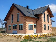 U většiny nízkoenergetických domů není vnější zateplení zapotřebí. Nahradí ho kvalitní cihlová zeď, která má navíc výrazně delší životnost.