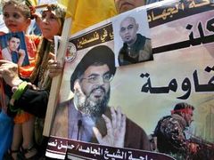 Palestinci uspořádali před parlamentem v Gaze demonstraci, na které protestovali proti izraelské operaci v Gaze i Libanonu. Na plakátu přitom nesli podobiznu šéfa hnutí Hizballáha Hassana Nasralláha.