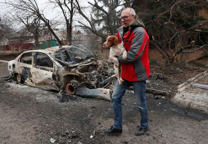 Někteří lidé se na Ukrajině rozhodli zůstat, protože svá zvířata milují a neví, jak je vzít s sebou nebo nemají možnost evakuace společně. Prchají až na poslední chvíli.