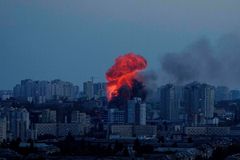 Kyjevané mají za sebou další bezesnou noc, ruské drony a rakety opět zabíjely