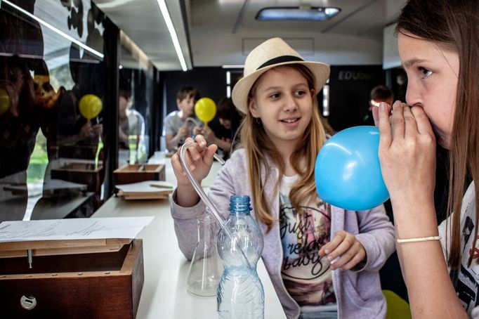 Základní škola Mníšek pod Brdy, EDUbus, mobilní polytechnická laboratoř, školní pokusy, fyzika, chemie, fyzikální pokusy, chemické pokusy. Mníšek pod Brdy, 17. 4. 2018.