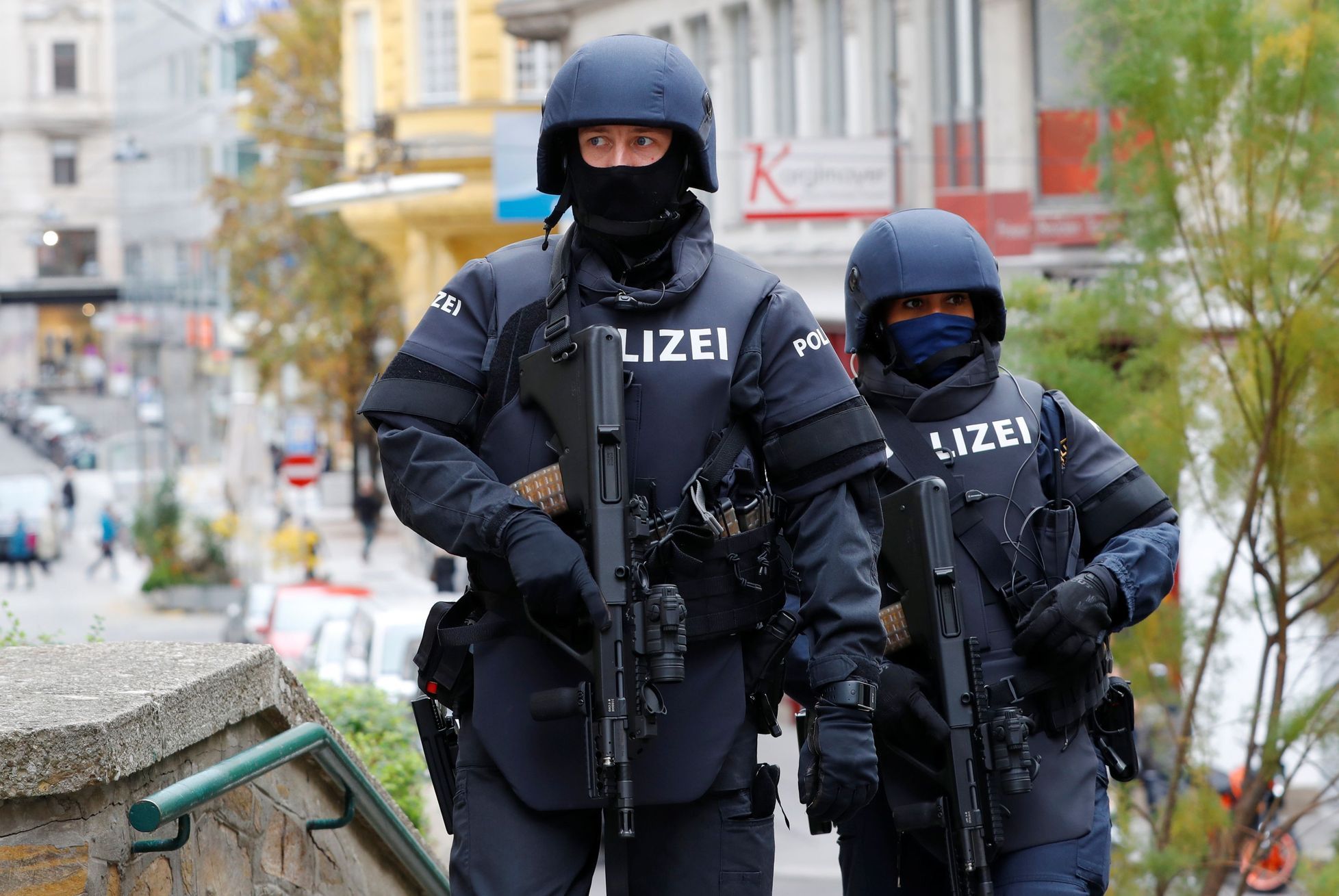 Příslušníci speciální protiteroristické jednotky ve Vídni.