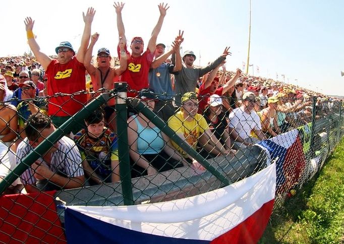 České závodníky přijelo podpořit mnoho českých fanoušků. Čeština zněla v paddocku i na tribunách. Koneckonců na Sachsenring je to z Prahy téměř úplně stejně daleko jako do Brna.