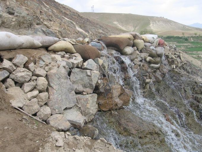 Před opravou českým PRT byl zavlažovací kanál Hesarak zabezpečen pouze provizorně, takže Afghánci museli opakovaně jeho stěny opravovat.