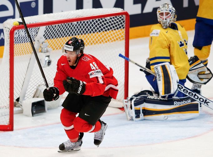 Hokej, MS 2013, Švédsko - Švýcarsko: Matthias Bieber slaví švýcarský gól na 0:1