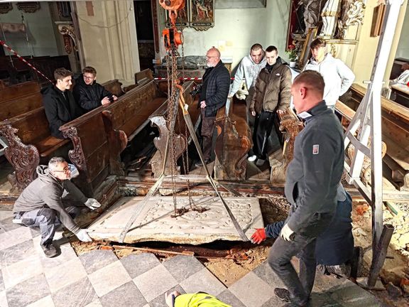 Vyzvedávání ostatků Arnošta Z Pardubic. Kostel Nanebevzetí Panny Marie, Kladsko, Polsko