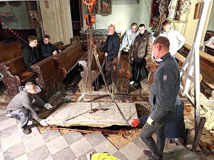 Vyzvedávání ostatků Arnošta Z Pardubic. Kostel Nanebevzetí Panny Marie, Kladsko, Polsko