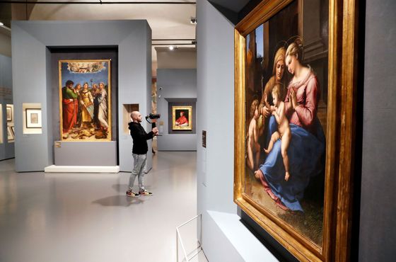 Na snímku z výstavy ve Scuderie del Quirinale jsou napravo Madona zv. Božské lásky z Muzea Capodimonte v Neapoli, na pozadí uprostřed Raffaelův obraz Extáze sv. Cecilie.