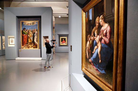 Na snímku z výstavy ve Scuderie del Quirinale jsou napravo Madona zv. Božské lásky z Muzea Capodimonte v Neapoli, na pozadí uprostřed Raffaelův obraz Extáze sv. Cecilie.