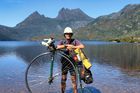 Joff Summerfield během své cesty kolem světa na historickém kole nazývaném "kostitřas".