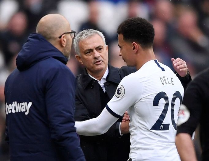 Soccer Football - Premier League - West Ham United v Tottenham Hotspur - London Stadium, London, Britain - November 23, 2019  Tottenham Hotspur's Dele Alli speaks with To