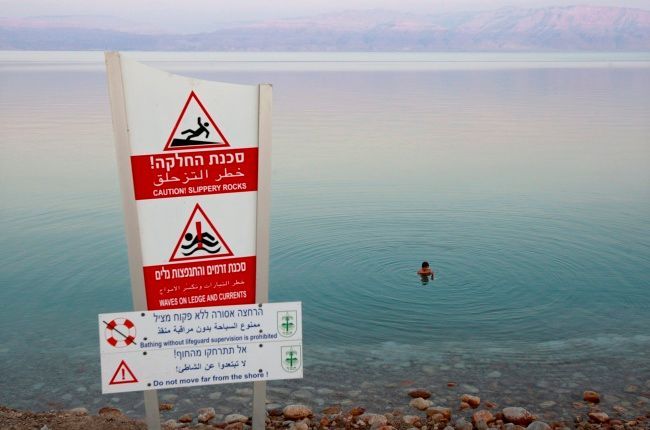 Chlapec se koupe na severním pobřeží Mrtvého moře