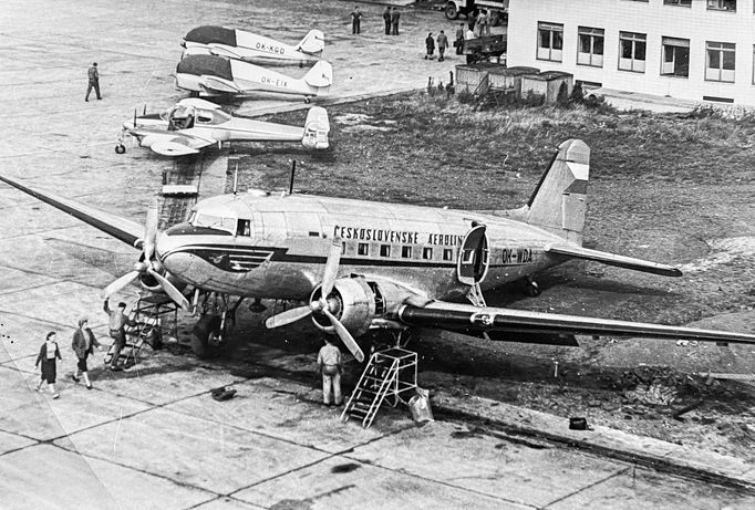 Letoun DC-3 "Dakota" v Praze. Ukázka z archivu někdejšího pracovníka ČSA Jana Fily, jehož fotografie nedávno digitalizovala iniciativa OK-100 bývalých zaměstnanců ČSA.