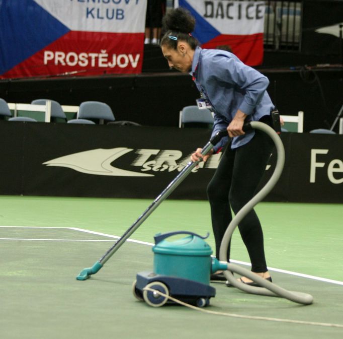 Česká tenistka Petra Kvitová v utkání Fed Cupu 2012 proti Srbce Aně Ivanovičové.