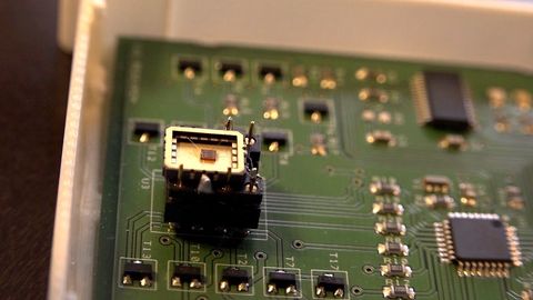 Čeští vědci vyvinuli převratný mikročip. Tisíckrát zrychlí přenos dat