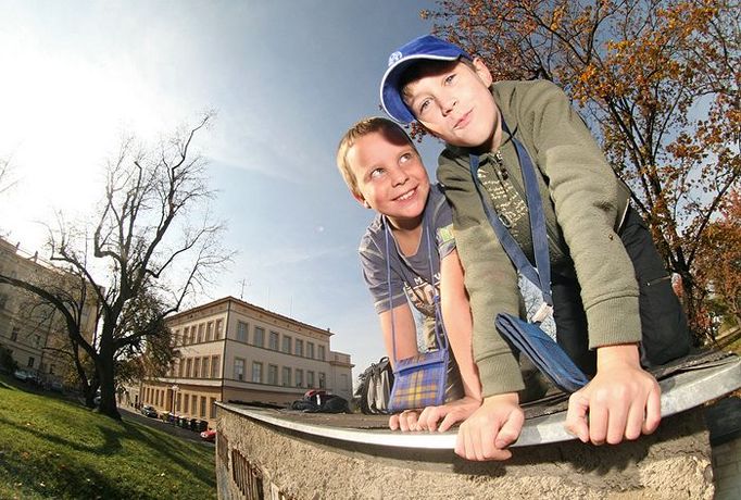 Zeptali jsme se hochů ze 2.B základní školy na Komenského náměsti, jestli jim pomocník na přechodu pro chodce pomáhá. Nejprve řekli, že ne, později přiznali, že o něm vědí, ale neví, že by jim pomáhal.