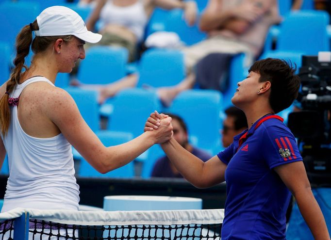 Mona Barthelová a Luksika Kumkhumová na Australian Open 2014