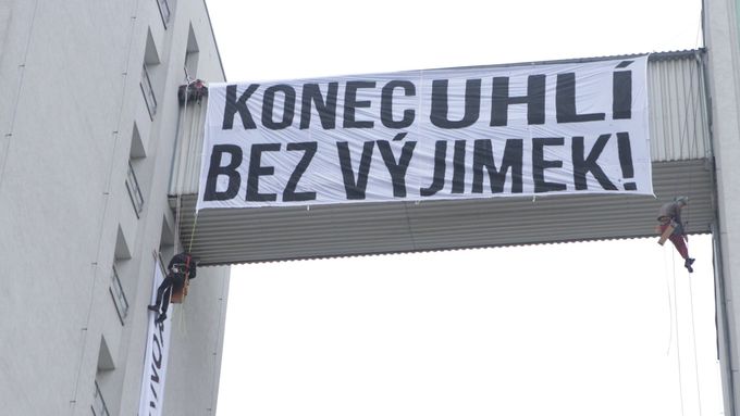 Aktivisté na budovu Severní energetické v Mostě nainstalovali transparent.