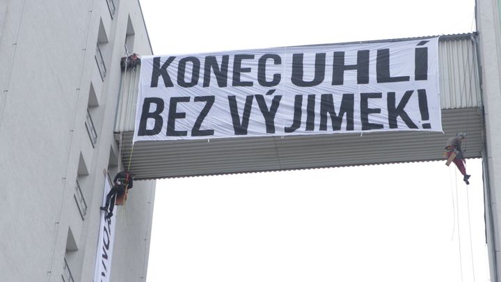 Aktivisté vnikli do sídla Severní energetické v Mostě, žádají konec těžby uhlí