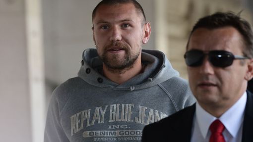 Bývalý fotbalista Jan Halama, obžalovaný v aféře cinklých sázek, a advokát Bronislav Šerák, před zasedáním disciplinární komise FAČR