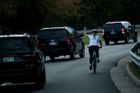 Američané vybrali na podporu cyklistky, co ukázala Trumpovi prostředníček, více než 60 tisíc dolarů