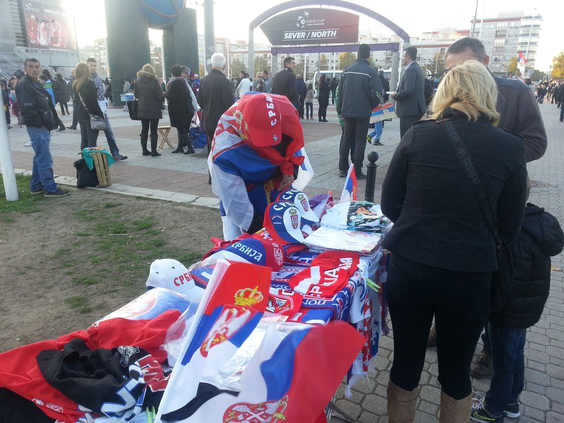 Davis Cup v Bělehradu: Fanoušci před arénou