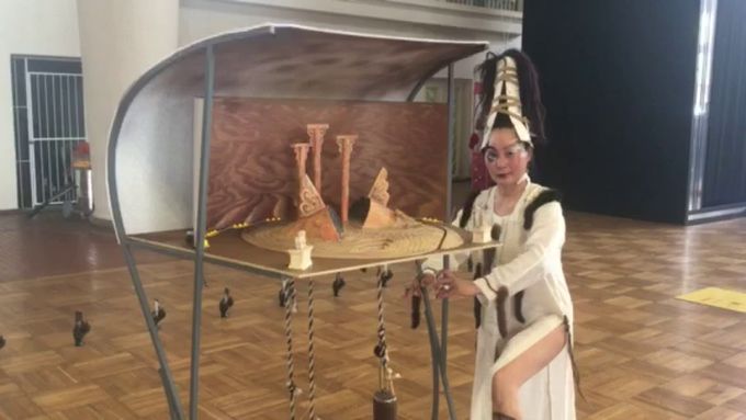 Performerka láká k prohlídce mongolské scénografie na Výstavišti.