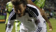 Není to pokaždé jednoduché, každý obránce chce ukázat, že na něj si slavná hvězda nepřijde. Tady Beckham letí po souboji s obráncem Seattle v semifinále tamní MLS