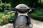 Plynový gril Weber Q 320 
 Plynový gril Weber Q 320 je chtřejším sourozencem plynového grilu Weber Q 300. Hlavní rozdíl je v typu zapalování grilu a dodávaném příslušenství.