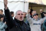 Alkoholem posilnění chorvatští fotbaloví fanoušci pokřikovali a házeli skleněné láhve také na policisty.