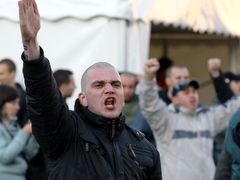 Alkoholem posilnění chorvatští fotbaloví fanoušci pokřikovali a házeli skleněné láhve také na policisty.