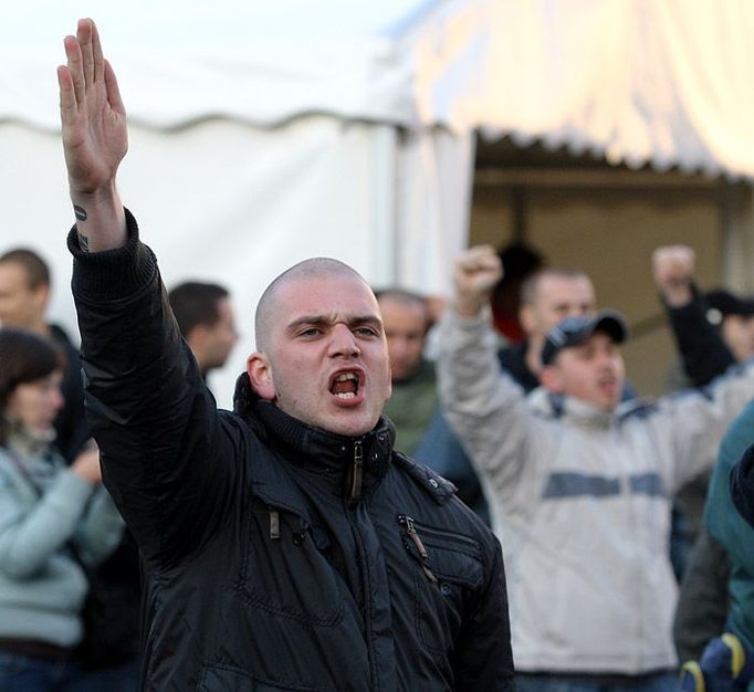 Alkoholem posilnění chorvatští fotbaloví fanoušci pokřikovali a házeli skleněné láhve také na policisty.