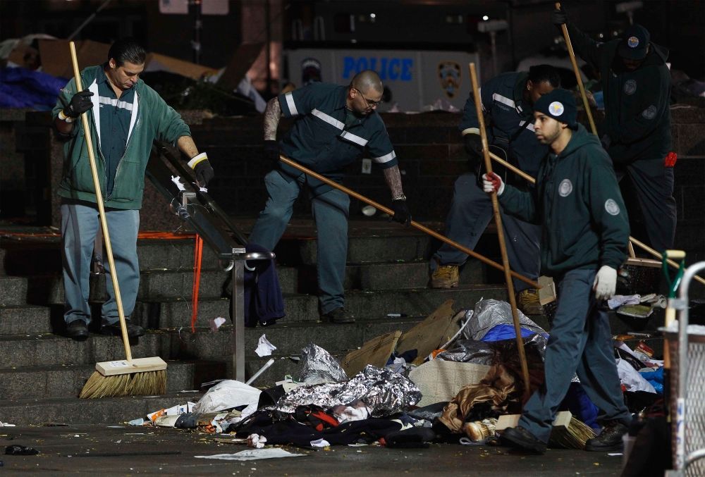 Policie rozhání účastníky hnutí Okupuj Wall Street 15. 11.