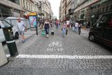 Jako třeba v ulici Na Příkopech u Václavského náměstí. Zákaz vjezdů cyklistů zde značí vodorovná čára (na snímku mezi dvěma auty).