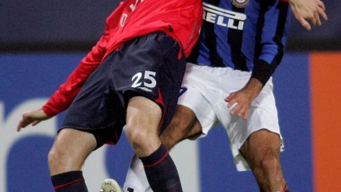 Luis Figo z Interu Milán (vpravo) bojuje s hráčem CSKA Moskva Elvirem Rahimičem.