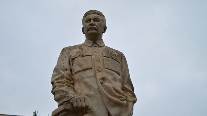 Stalin přísně dohlíží na své rodné město Gori v Gruzii.