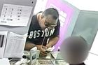 Video: Muži okrádají pražské směnárny při rozměňování peněz. Odnesli si dvacet tisíc
